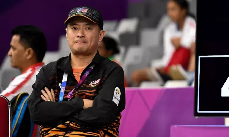WATCH: Malaysia badminton coach gives his shoes to opponent whose shoes were damaged at Commonwealth Games 2022 WATCH: Malaysia badminton coach gives his shoes to opponent whose shoes were damaged at Commonwealth Games 2022