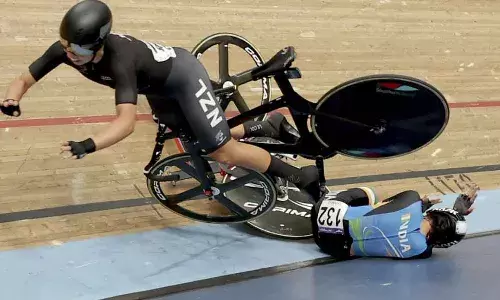 Commonwealth Games 2022: Indian cyclist Meenakshi involved in horror crash; run over by rival