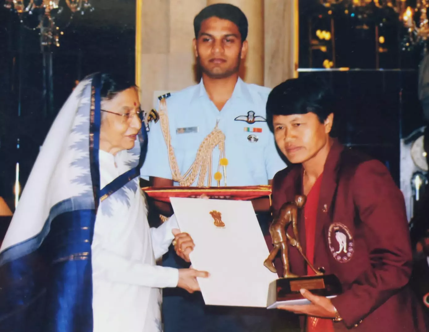 Anita Chanu receives the Dhyan Chand award from President Pratibha Patil