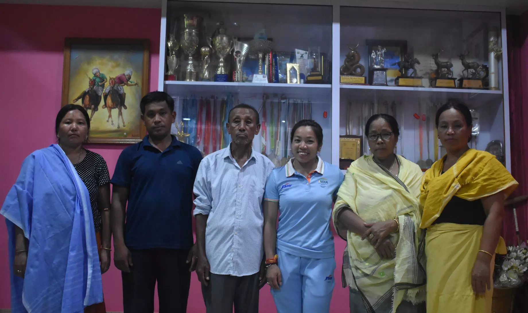 Mirabai Chanu gets her squad together for a family photo