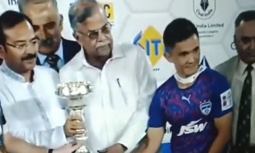 Watch: WB Governor pushes Sunil Chhetri away to get into frame