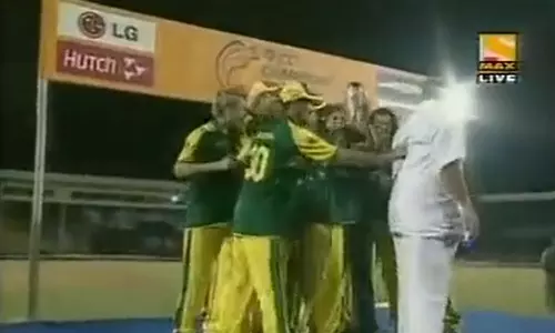 Should Sunil Chhetri have pulled a Ponting on the politician? Watch!