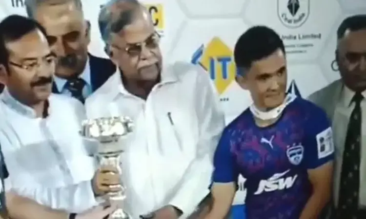 Watch: WB Governor pushes Sunil Chhetri away to get into frame