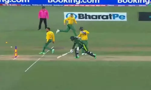 Most Pakistani way to get out: Why Nawaz was fooled by umpires decision