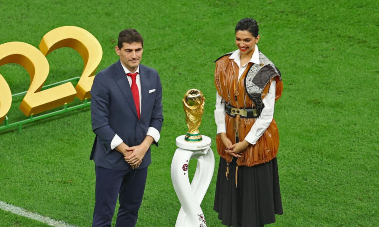 Deepika Padukone teases fans ahead of FIFA World Cup final- Cinema express