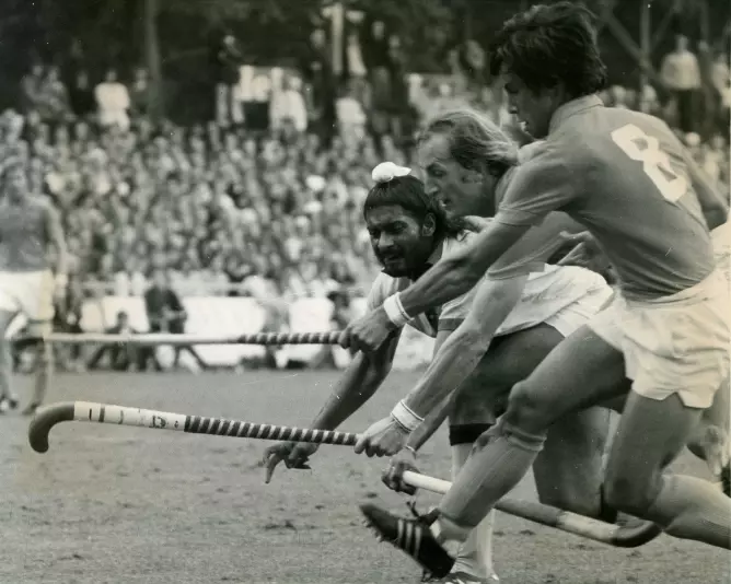 Surjit Singh Randhawa battling it out with the Dutch players in the finals of 1973 WC.