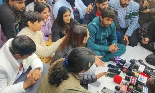 Sports Ministry suspends WFI Asst. Sec.— Live Updates- Wrestlers v WFI