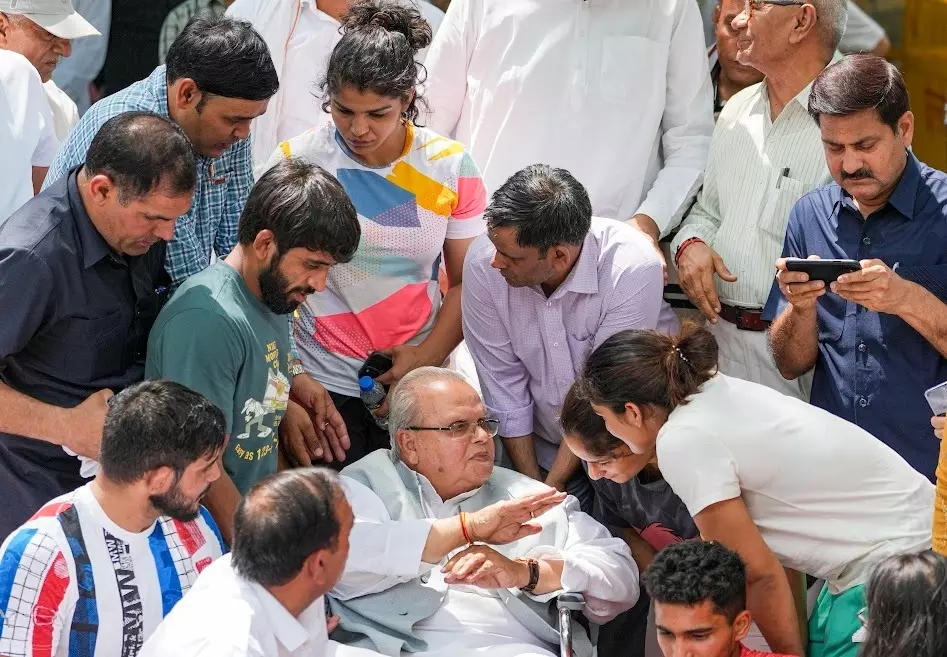 Satya Pal Malik with the wrestlers at Jantar Mantar (PTI)