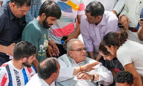 Outpour of support for protesting wrestlers as politicians crowd Jantar Mantar Outpour of support for protesting wrestlers as politicians crowd Jantar Mantar