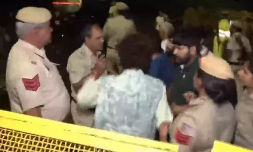 Violent scuffle breaks out between wrestlers and Delhi police amid protest Violent scuffle breaks out between wrestlers and Delhi police amid protest