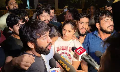 Police block entry of wrestlers at Jantar Mantar protest site