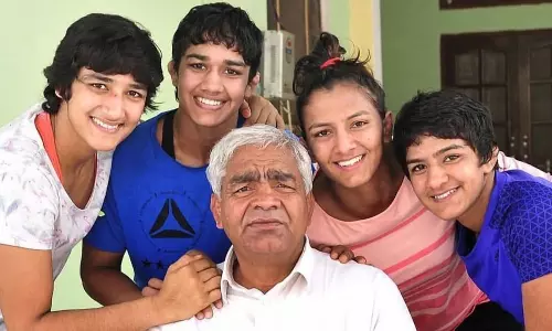 Renowned wrestling coach Mahavir Phogat threatens to return medals Renowned wrestling coach Mahavir Phogat threatens to return medals