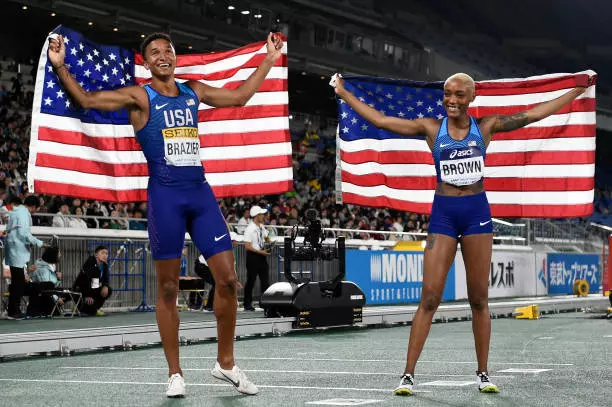 2x2x400 m mixed relay team of USA - Donavan Brazier and CeAira Brown at 2019 IAAF World Relays (Source: Getty Images)