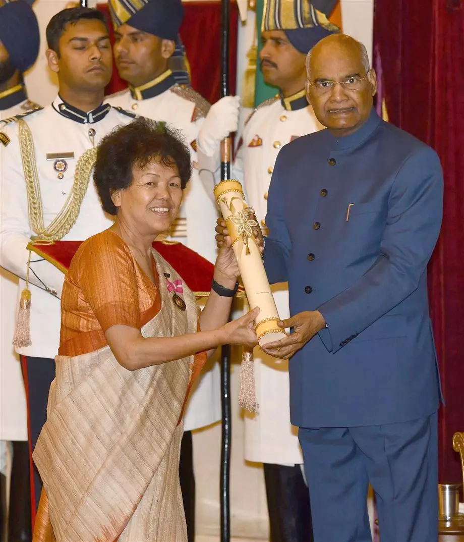 Bachendri Pal receiving Padma Bhushan Award from President Ram Nath Kovind in 2019