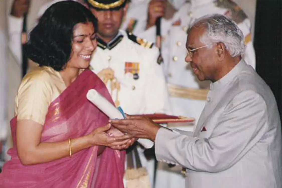 Santosh Yadav receiving Padma Shri from the President KR Narayanan in 2000