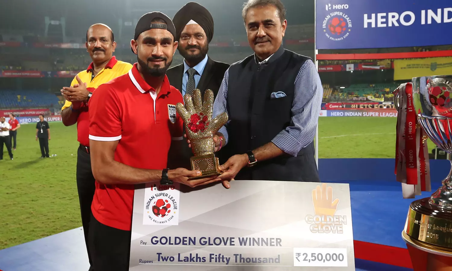 Goalkeeper Amrinder Singh receiving the Golden Glove from then AIFF president Praful Patel. (Photo credit: ISL)
