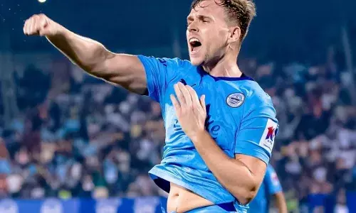 Mumbai City FC prevails in intense clash with Mohun Bagan SG, Witnessing seven send-offs Mumbai City FC prevails in intense clash with Mohun Bagan SG, Witnessing seven send-offs