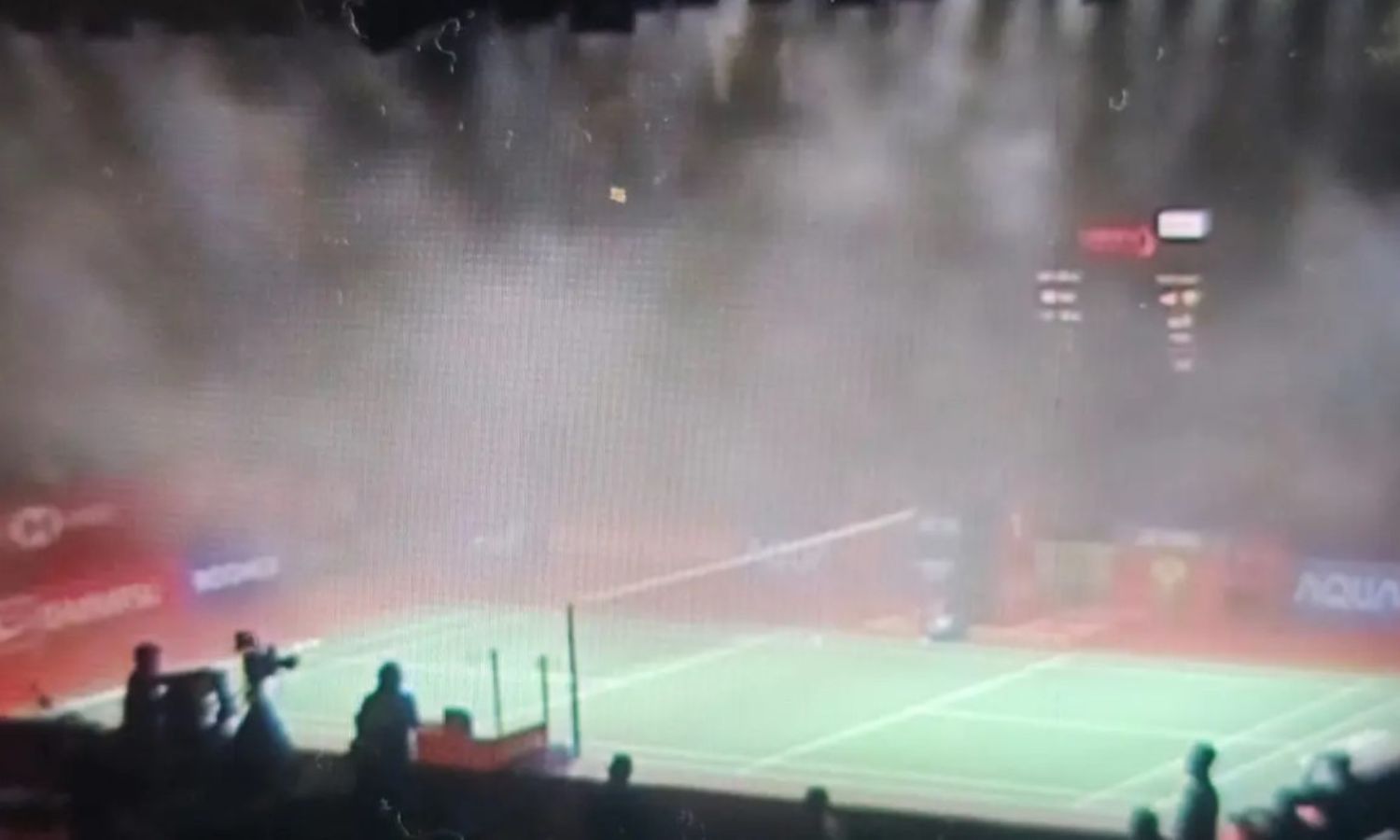 Api dan asap tebal mengelilingi stadion Indonesia Masters, menghentikan permainan