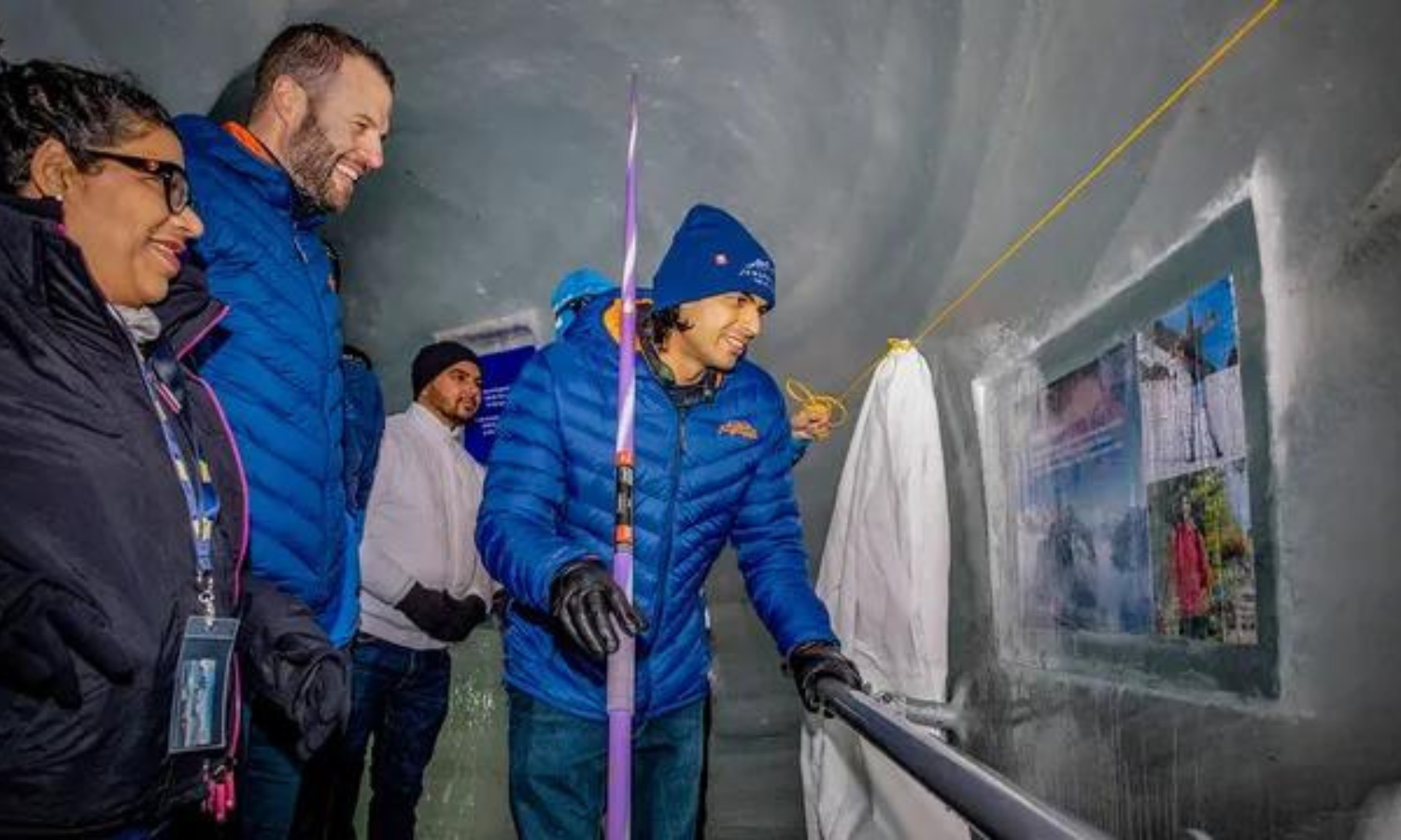 Neeraj Chopra wurde vom Schweizer Tourismusverband mit einer Plakette im Jungfrau-Eispalast geehrt