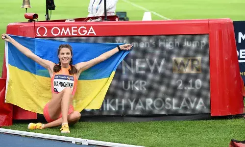 Ukraines Yaroslava Mahuchikh breaks 37-year-old womens high jump world record