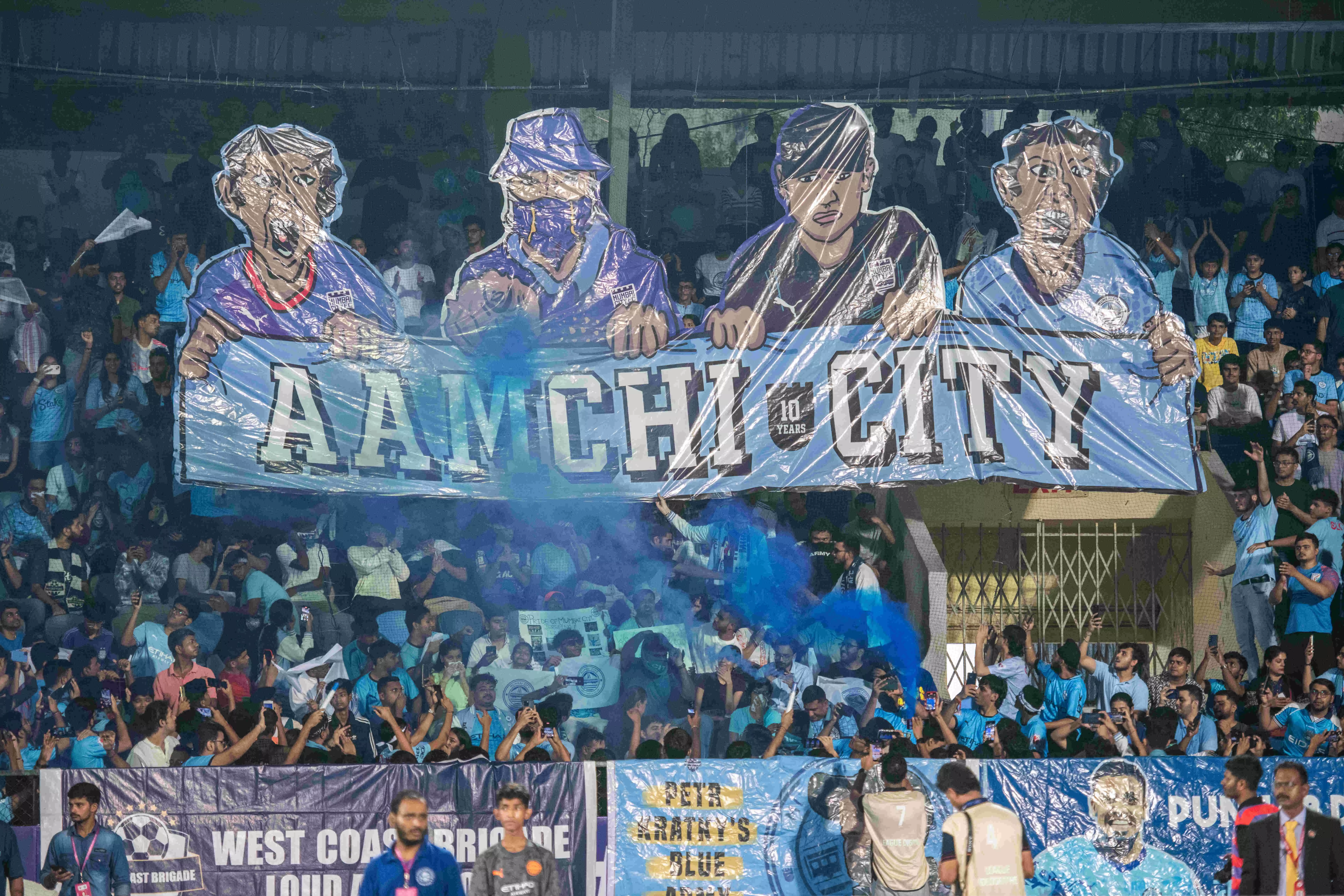Despite a lackluster draw, the fans of Mumbai City FC put up a good show (Photo credit: FSDL)