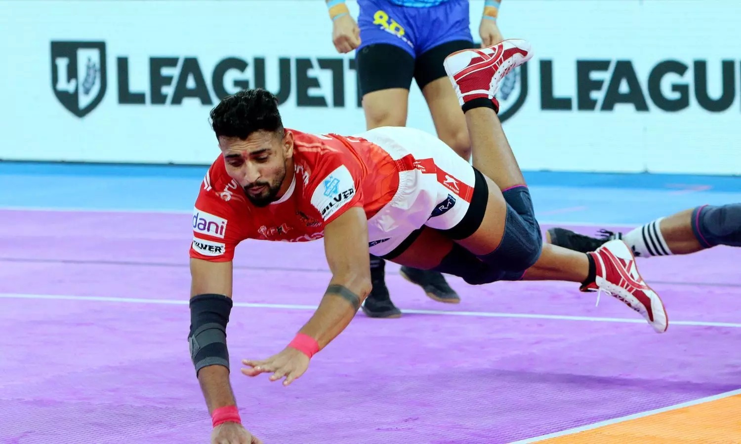 Guman Singh in action in the PKL 2024 match against Bengal Warriorz.  