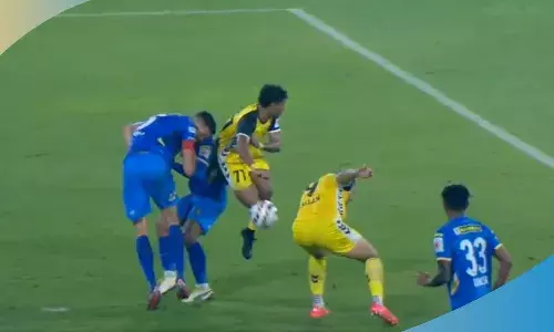 Watch: Chennaiyins Elsinho suffers head injury after mid-pitch collision