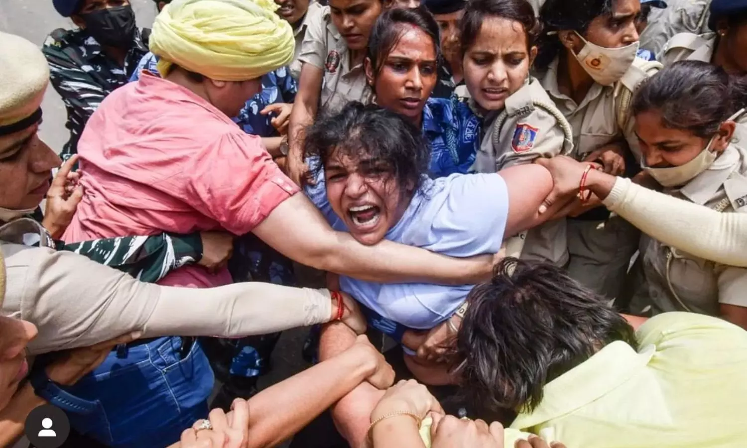 Wrestler Sakshi Malik being dragged on the street of New Delhi by the police. 