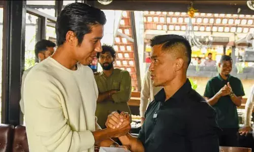 Watch: Sunil Chhetri gifts ISL medal to Chinglensana Singh