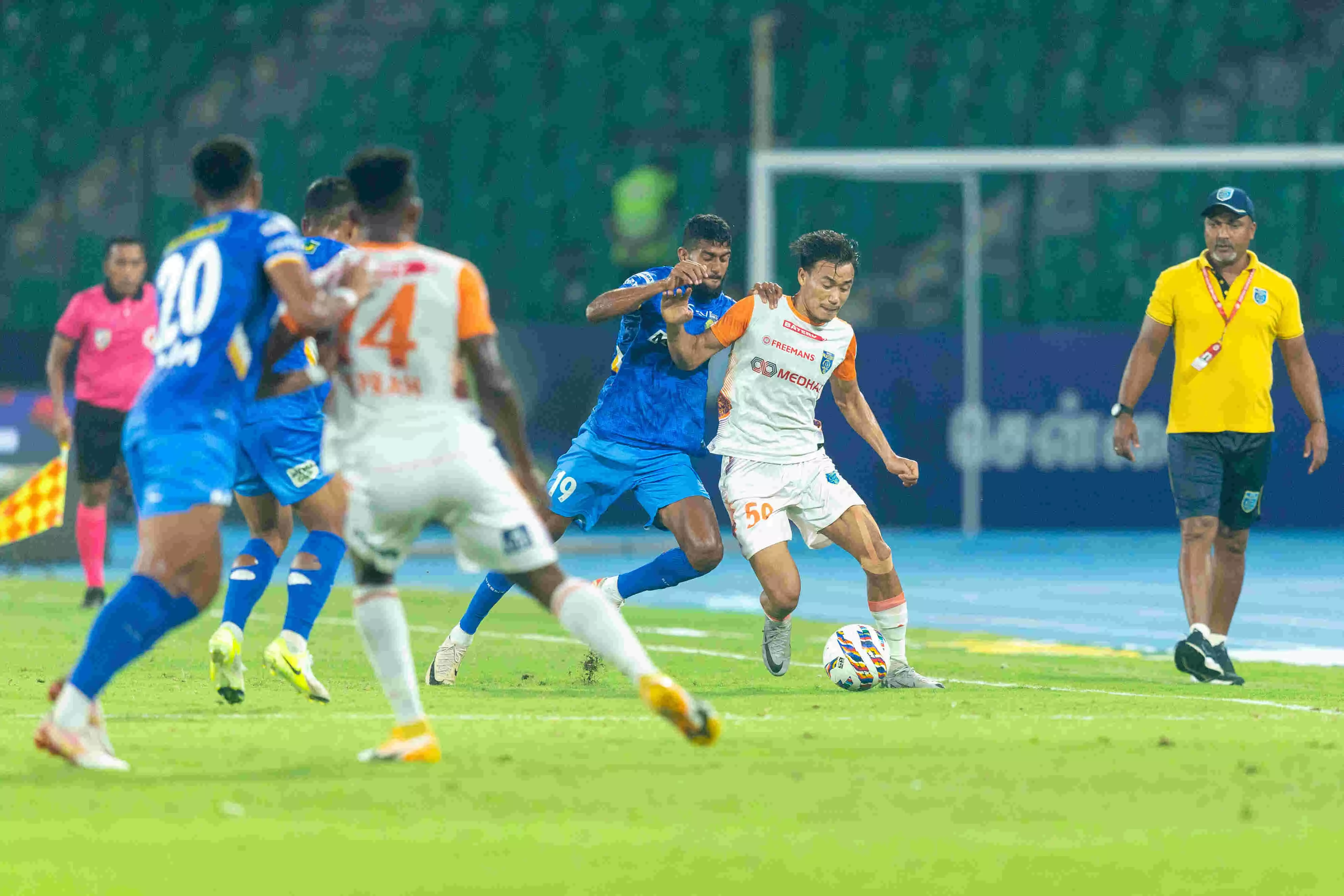 Irfan Yadwad challenging for the ball on the flanks, against KBFC (Photo Credits - ISL Media)