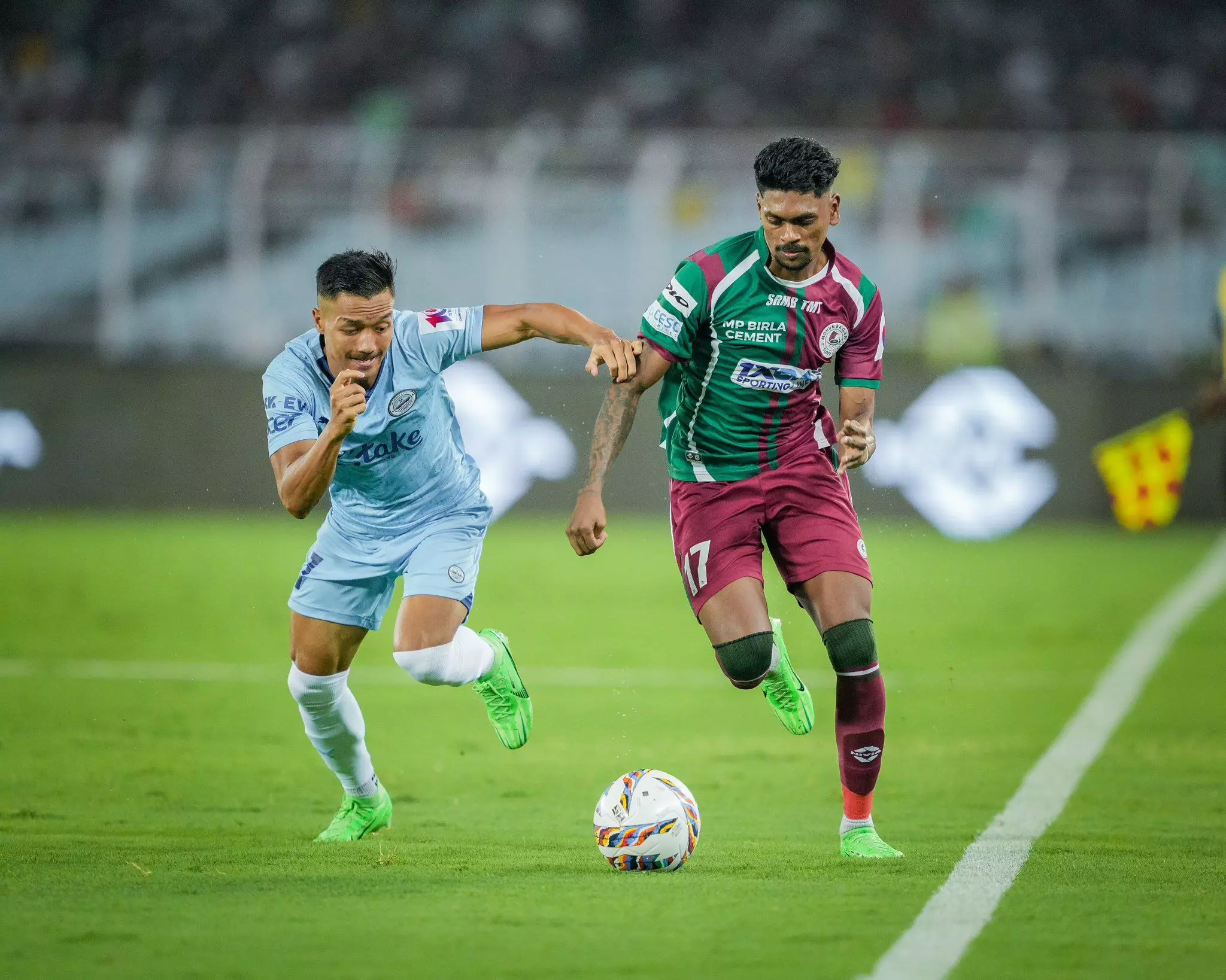 Lallianzuala Changtte and Liston Colaco vying for the ball (Photo Credits - ISL Media)