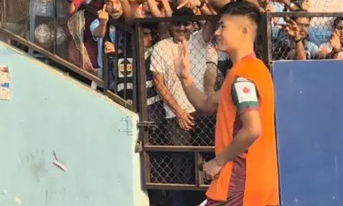 Watch: Mumbai City FC fans throw fake currency on Mohun Bagans Apuia