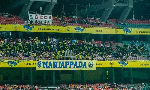 WATCH: Kerala Blasters officials try to remove Manjappadas protest tifo