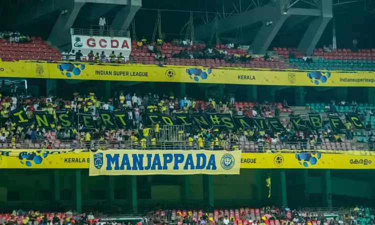 WATCH: Kerala Blasters officials try to remove Manjappadas protest tifo WATCH: Kerala Blasters officials try to remove Manjappadas protest tifo