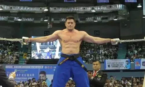 Vispy Kharadi during his Hercules Hold world record attempt