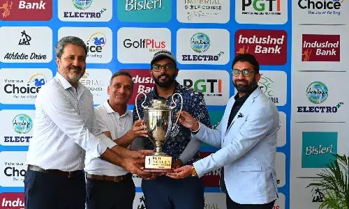 Manish Thakran receives his PGTI NexGen trophy in Ludhiana