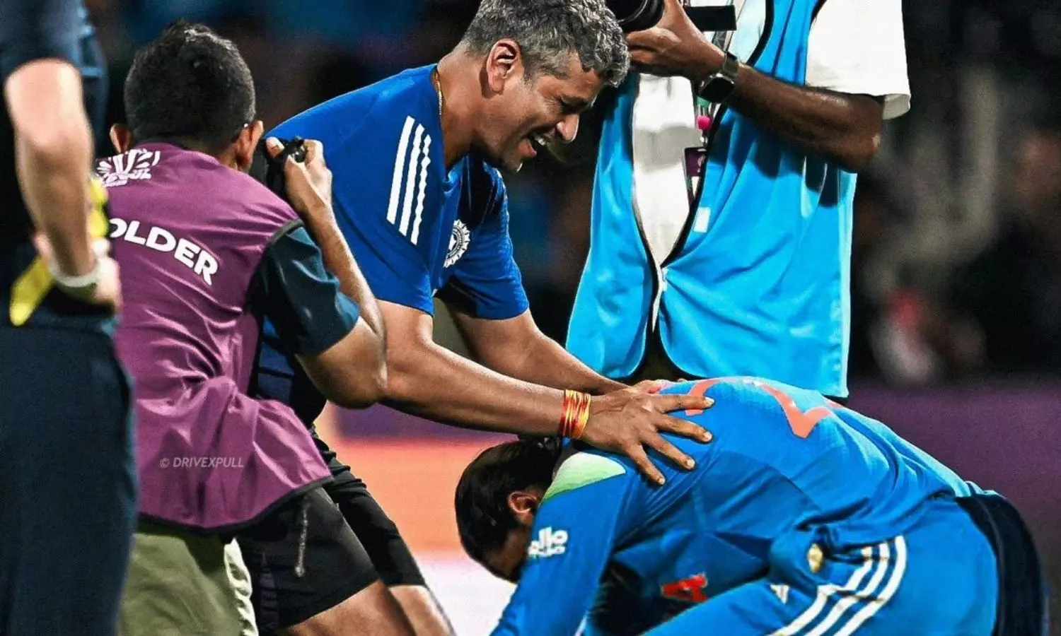 Harmanpreet Kaur touches the feet of coach Amol Muzumdar after winning 2025 ICC Womens ODi World Cup