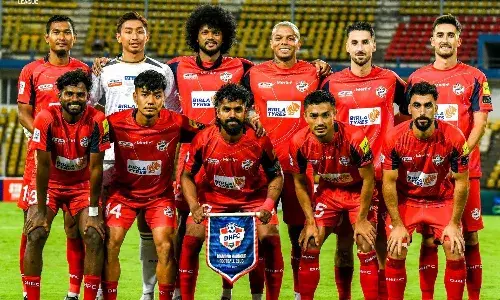 Diamond Harbour FC wins the Indian Football League title to earn a promotion to ISL