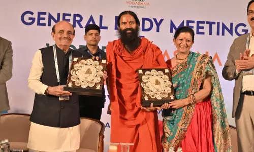 Swami Ramdev Honours Dr Jayaram Thakkar and Dr Kalpana Karia with Lifetime Achievement Awards at World Yogasana Meeting