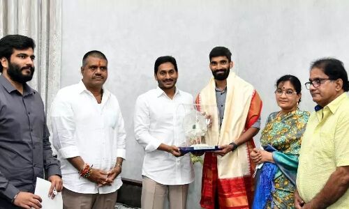 Andhra Pradesh CM felicitates shuttler Kidambi Srikanth