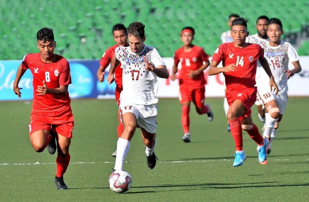 Aizawl kept on resorting to wing-play from both the flanks and kept the Mohun Bagan full-backs busy