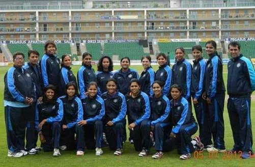 Gargi Banerjee along with the Indian women's cricket team