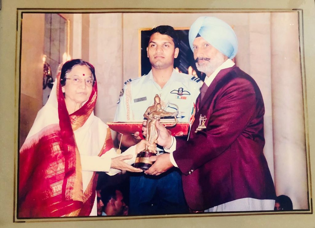 Baldev Singh receiving the Dronacharya Award in 2009 from President Pratibha Patel  
