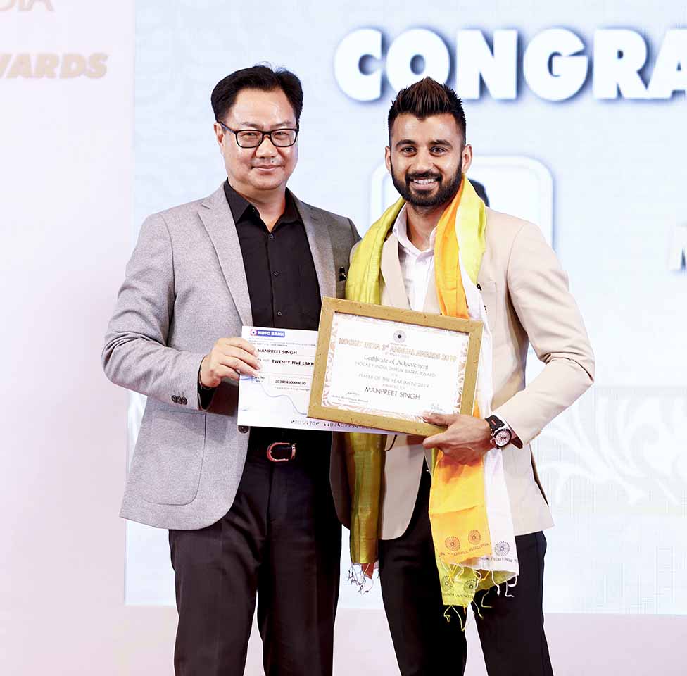 It was Mr. Manpreet Singh and Ms. Rani who walked up to a thunderous applause to collect the Hockey India Dhruv Batra Player of the Year 2019