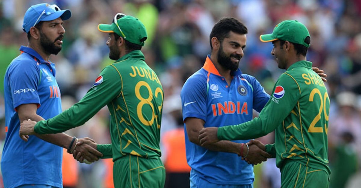 India & Pakistan cricketers shake hand