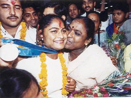 Karnam Malleswari with her mother after returning home from the 2000 Olympics (Source: Karnam Malleswari/Facebook)