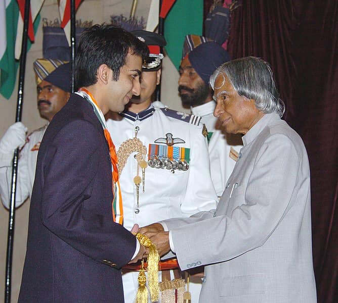 Advani reciving the Khel Ratna Award from the late President of India Dr APJ Abdul Kalam