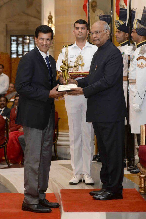 U. Vimal Kumar receiving the Dronacharya Award from the President of India in 2019